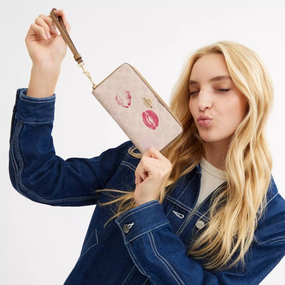 💋 Coach Long Zip Around Wallet In Signature Canvas With Lips Print - Picture 2 of 5